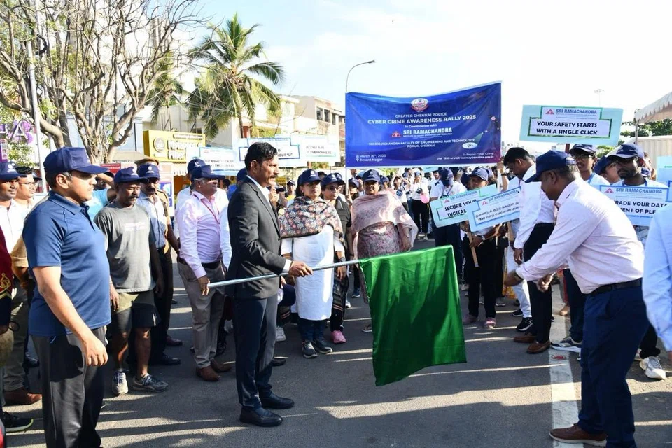 இணைய மோசடிகளைத் தடுப்பது தொடர்பான விழிப்புணா்வுப் பேரணியைத் தமிழக முன்னாள் காவல்துறை தலைமை இயக்குநர் சைலேந்திர பாபு கொடியசைத்து தொடங்கிவைத்தார்.