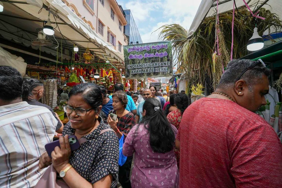 பொங்கல் திருநாளுக்கு முதல்நாள் லிட்டில் இந்தியாவில் பொருள்கள் வாங்கக் குவிந்த மக்கள்.