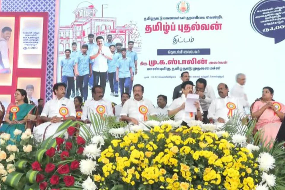 தமிழ்ப் புதல்வன் திட்டத்தின்படி, அரசுப் பள்ளிகளில் பயின்று உயா் கல்வியில் சேரும் 3.28 லட்சம் மாணவா்களுக்கு மாதம் ரூ.1,000 வழங்கப்பட உள்ளது.