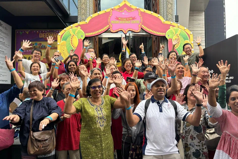 ஏறக்குறைய 103 யூடீ குடியிருப்பாளர்கள் ‘ஹேப்பி பஸ்’ (Happy Bus) எனும் பேருந்துச் சுற்றுலா வழி லிட்டில் இந்தியா வட்டாரத்தை அக்டோபர் 20ஆம் தேதி காலை வலம் வந்தனர். 