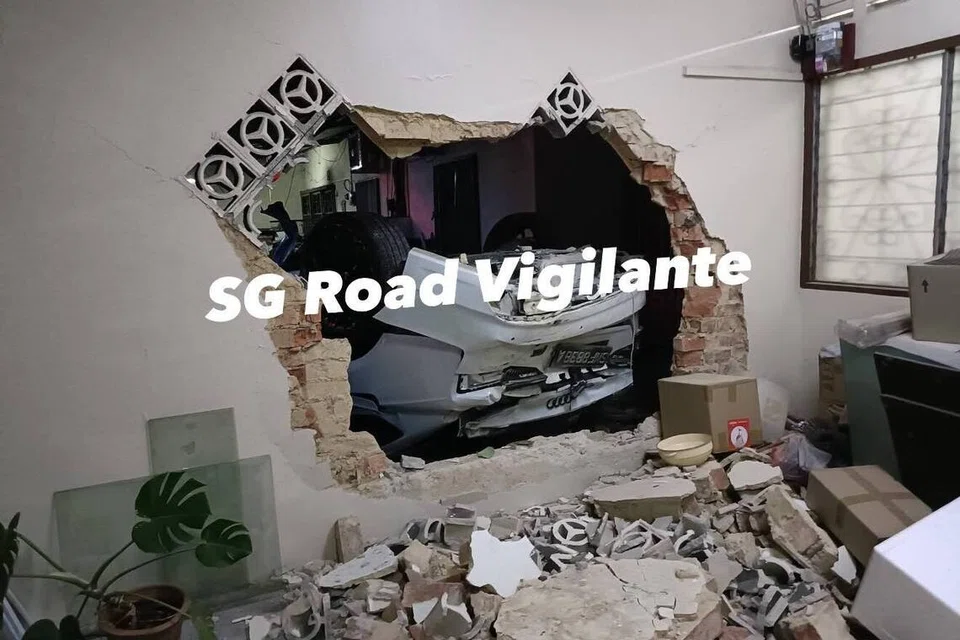 சிங்கப்பூரைச் சேர்ந்த அவுடி கார் கட்டுபாட்டை இழந்து ஜோகூர் பாருவில் உள்ள தரை வீடுகளுக்குள் மோதியது.