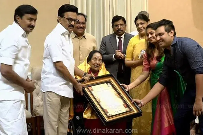 கலைஞர் நினைவு கலைத்துறை வித்தகர் விருதுகளை வழங்கிய மு.க.ஸ்டாலின் 