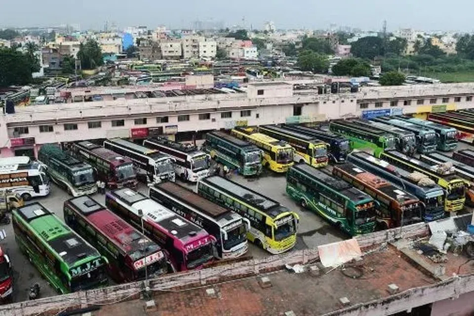 ஜூன் 14ஆம் தேதி முதல் வெளி மாநில பதிவு எண்களைக் கொண்ட தனியார் பேருந்துகள் தமிழ் நாட்டில் செயல்பட போக்குவரத்துத் துறை தடை விதித்துள்ளது.