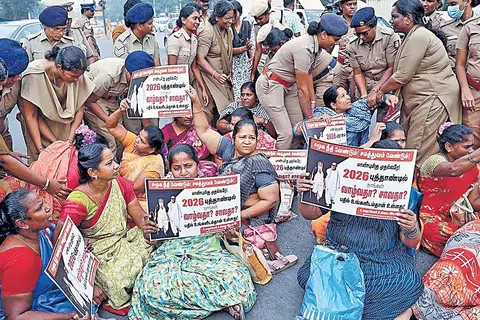 பணிநிரந்தரம் உள்ளிட்ட பல்வேறு கோரிக்கைகளை வலியுறுத்தி சென்னையில் திமுக தலைமை அலுவலகமான அண்ணா அறிவாலயம் அருகே சாலை மறியல் போராட்டத்தில் ஈடுபட்ட தூய்மைப் பணியாளர்கள்.