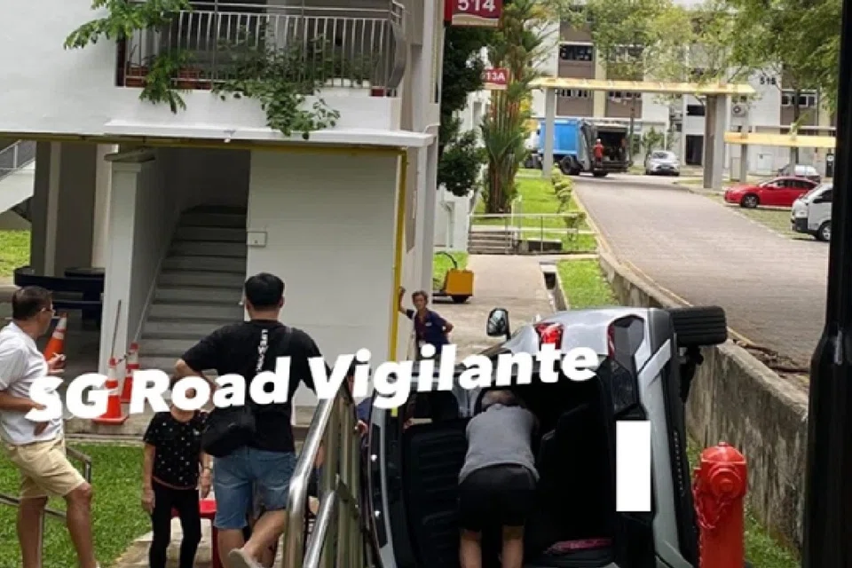 புளோக் 514 பிடோக் நார்த் அவென்யூ 2க்கு அருகில் கார் கவிழ்ந்து பக்கவாட்டில் திரும்பியது.
