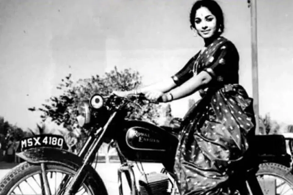 ‘ராயல் என்பீல்டு’ மோட்டர்சைக்கிள் வண்டியை 1970 காலகட்டங்களில் ஓட்டி அசத்திய நடிகை கேஆர் விஜயா.