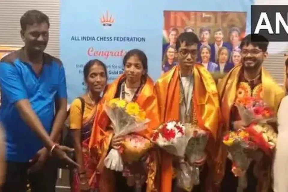 சதுரங்க ஒலிம்பியாட்டில் தங்கம் வென்று சாதனை படைத்த தமிழகத்தைச் சேர்ந்த டி.குகேஷ், பிரக்ஞானந்தா, வைஷாலி, விளையாடாத கேப்டன் ஸ்ரீநாத் ஆகியோர் சென்னை திரும்பினார்கள்.