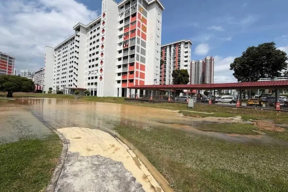 புளோக் 222 அங் மோ கியோ திறந்தவெளியில் வெள்ளம்