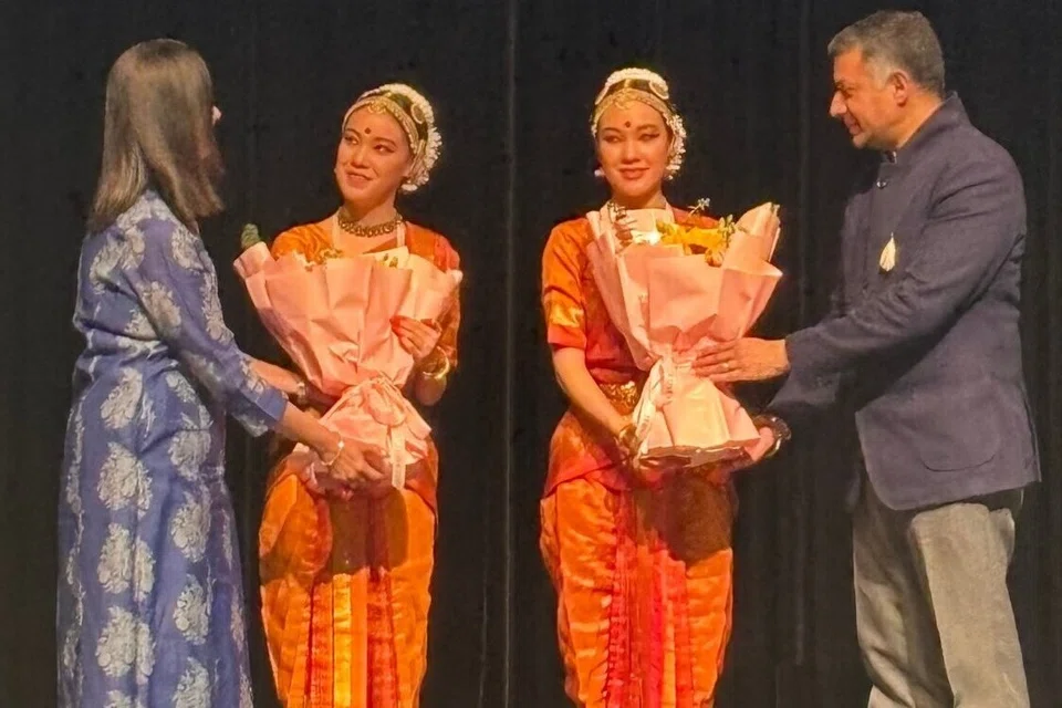 ஜின் யான்ஷு - ஜின் யானாய் சகோதரிகளுக்குப் பூங்கொத்து கொடுத்து வாழ்த்து தெரிவித்த சீனாவிற்கான இந்தியத் தூதர் விக்ரம் துரைசாமி, அவருடைய துணைவியார் சங்கீதா துரைசாமி.