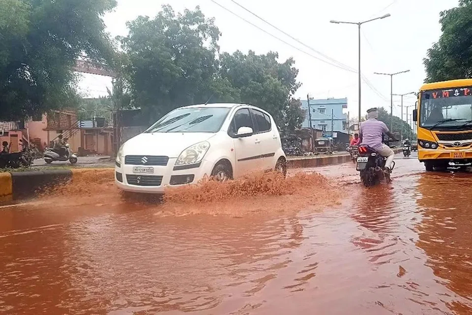 பெங்களூரில் கடந்த சில நாட்களாகப் பெய்துவரும் கனமழையால் அந்நகரின் தாழ்வான பகுதிகளில் மழை நீர் தேங்கியுள்ளதால் போக்குவரத்து பெரிதும் பாதிக்கப்பட்டுள்ளது.