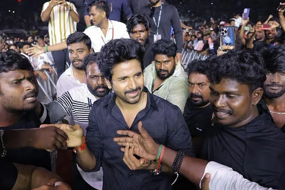 ‘மதராஸி’ இசை வெளியீட்டு விழாவில் ரசிகர்களுடன் கைகுலுக்கிய சிவகார்த்திகேயன்.