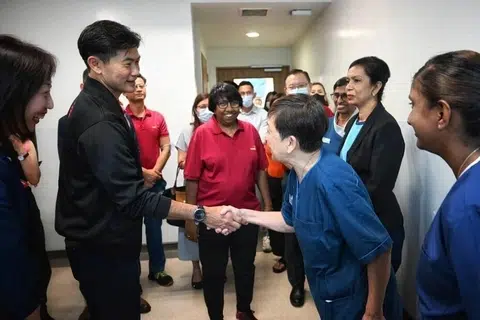 தேசியத் தொழிற்சங்கக் காங்கிரசின் (என்டியுசி) துணைப் பொதுச் செயலாளர் டெஸ்மண்ட் டான், டான் டோக் செங் மருத்துவமனையில் உள்ள மூத்த ஊழியரைச் சந்தித்து கைகுலுக்கினார். 