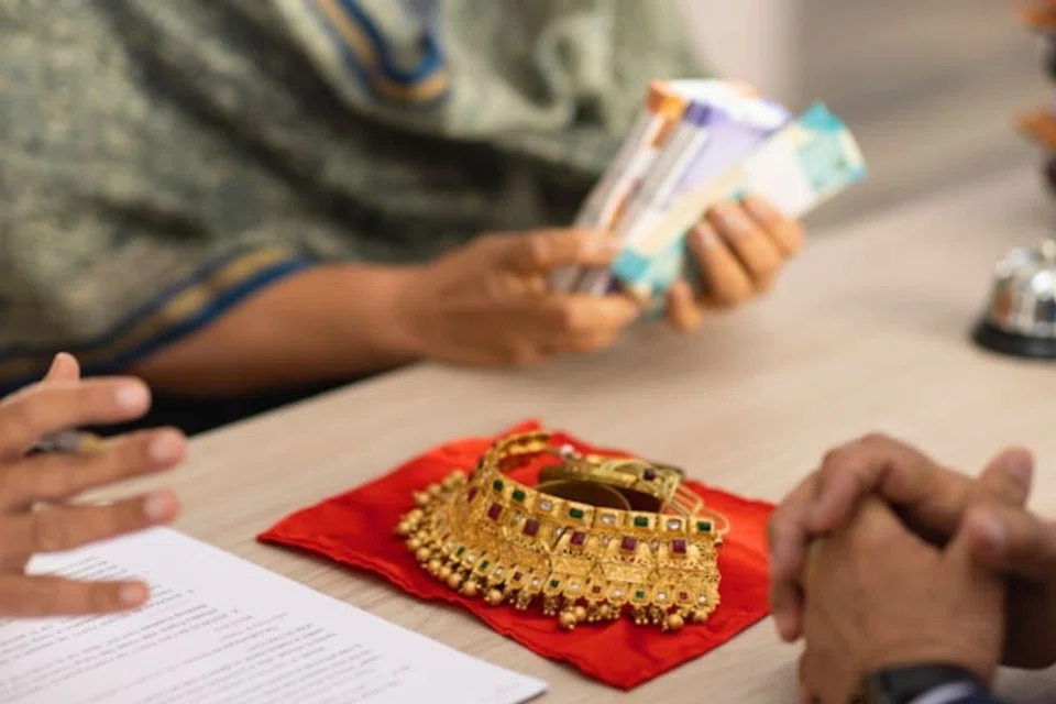இந்தியாவில் முதலிடத்தில் நகைக் கடன் இருக்கிறது.