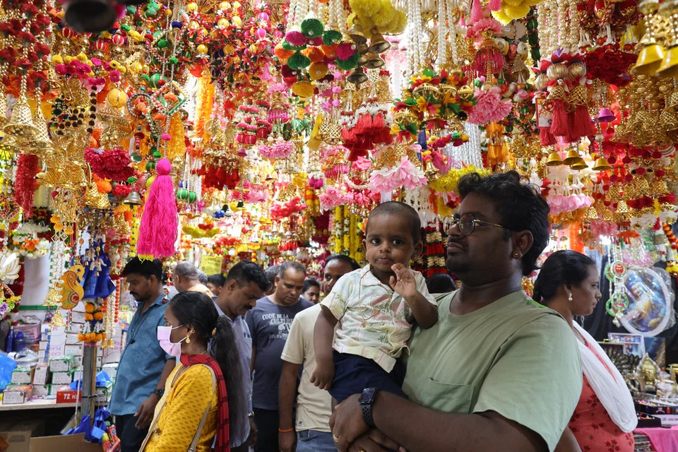 கடைசி நிமிட பரப்பரப்பிலும் பொருள்களை வாங்க லிட்டில் இந்தியாவில் குவிந்தனர் மக்கள்.
