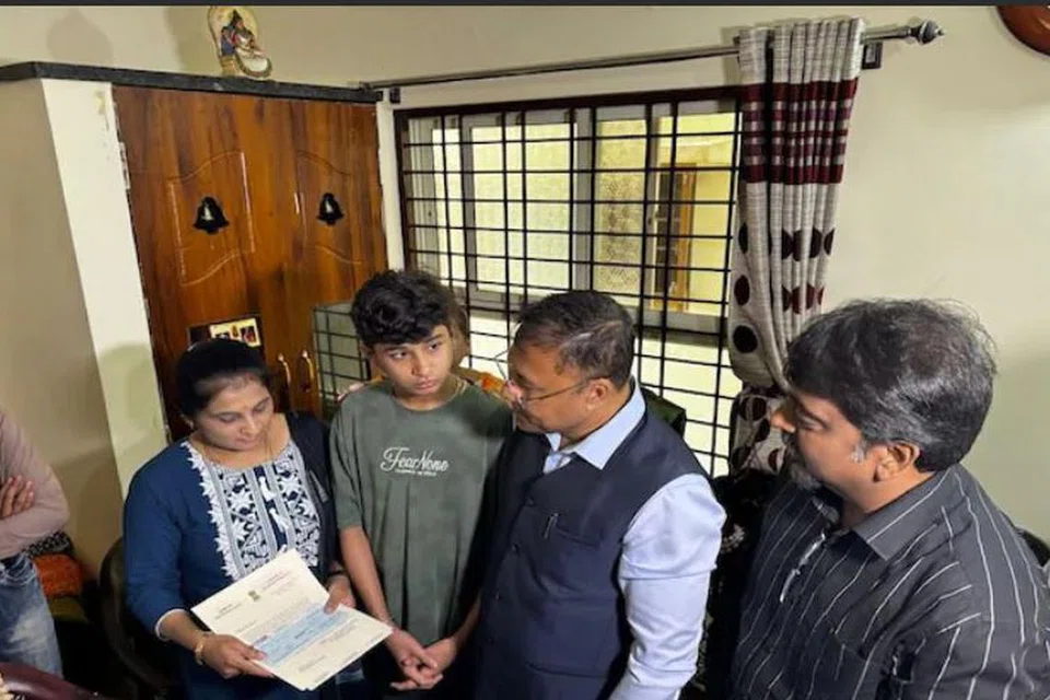 பஹல்காம் தாக்குதலில் மாண்டோர் குடும்பத்துக்கும் அசாம் அமைச்சர்கள் நேரில் சென்று நிதியுதவி வழங்குகின்றனர்.