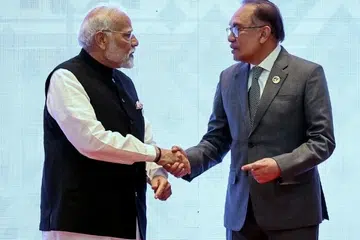 மலேசியப் பிரதமர் அன்வார் இப்ராகிமுடன் இந்தியப் பிரதமர் நரேந்திர மோடி (இடது).