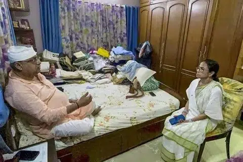 மே 31ஆம் தேதி நடத்தப்பட்ட தாக்குதலில் காயமடைந்த திரிணாமூல் காங்கிரஸ் நாடாளுமன்ற உறுப்பினர் கல்யாண் பானர்ஜியைச் சந்தித்து நலம் விசாரித்த மம்தா பானர்ஜி.