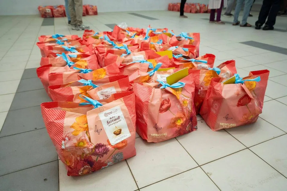 பரிசுப் பைகளில் ஆரோக்கியமான உணவுப் பொருள்கள், சுவையான பலகாரங்கள், வீடுகளை ஒளிமயமாக்கும் அலங்கார மின்விளக்குகள் ஆகியவை இடம்பெற்றுள்ளன.