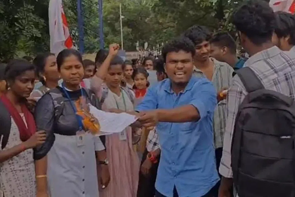 தஞ்சை அரசு மன்னர் சரபோஜி கல்லூரியில் மாணவர்கள் யுஜிசி அறிவிப்பு நகலை எதிர்த்து போராட்டத்தில் ஈடுபட்டனர்.