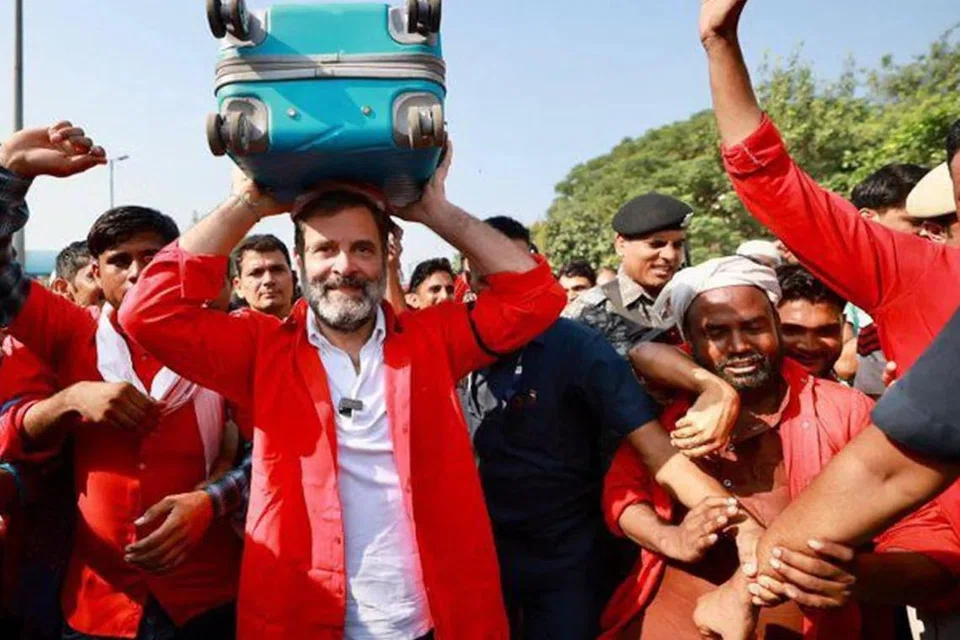 தலையில் பெட்டியைச் சுமந்து சென்ற ராகுல் காந்தி.