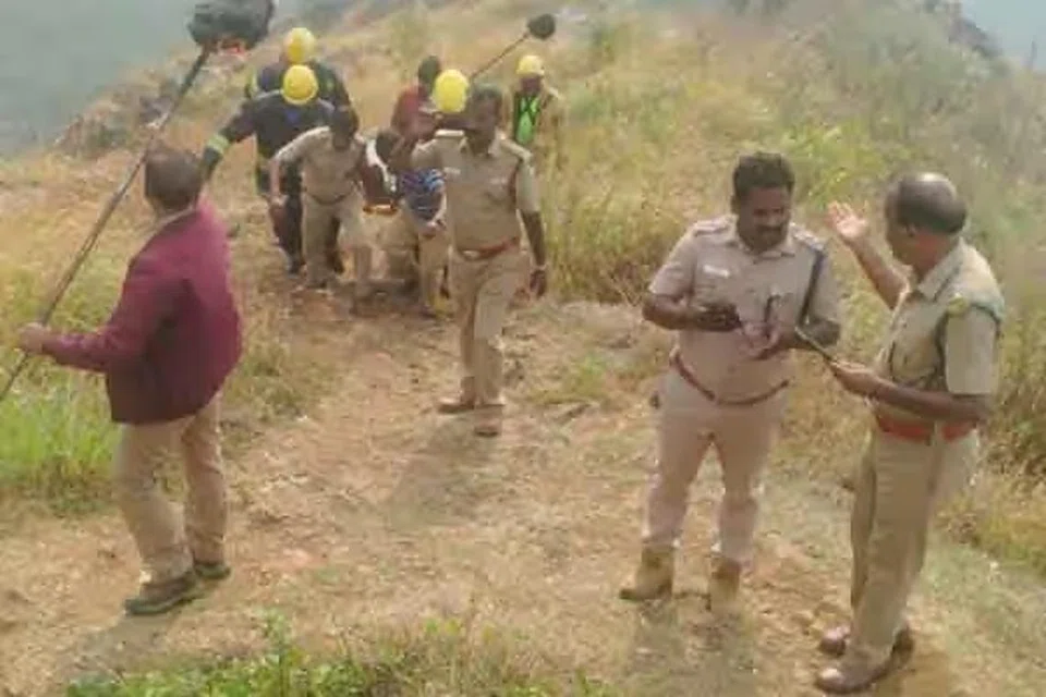 விரைந்து வந்த தீயணைப்பு வீரர்களும் வனத்துறையினரும் நீண்ட நேரம் போராடி அவரை மீட்டனர்.