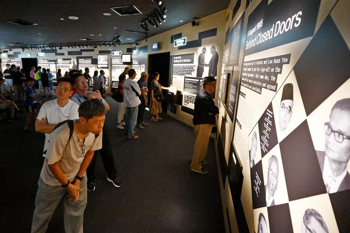 ‘ஆல்பட்ராஸ் கோப்பு’ கண்காட்சி: முதல் நாளில் மக்கள் கூட்டம் திரண்டது