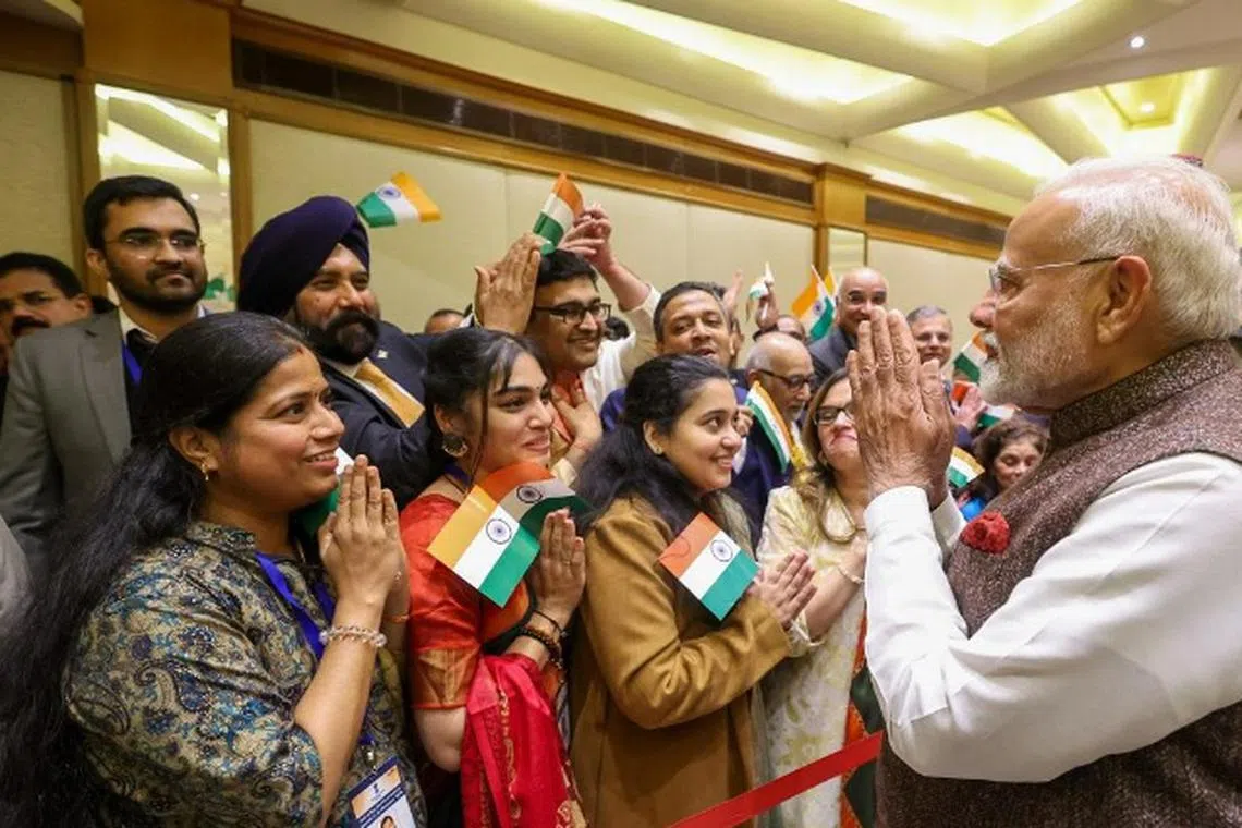 குவைத்தில் பிரதமர் மோடிக்கு புலம்பெயர்ந்த இந்தியர்கள் உற்சாக வரவேற்பு; அரபு மொழியில் ராமாயணம், மகாபாரதத்திற்குப் பாராட்டு