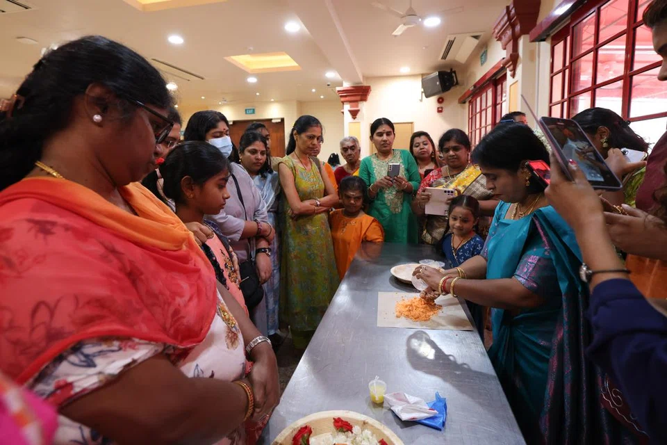 மாவிளக்கு செய்து காட்டும் திருவாட்டி தமிழ்ச்செல்வியுடன் பங்கேற்பாளர்கள்.