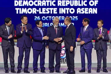 திமோர்-லெஸ்டேயை ஆசியானில் சேர்ப்பது குறித்த பிரகடனத்தில் கையெழுத்திட்ட பிறகு, திமோர்-லெஸ்டே பிரதமர் ஸனானா குஸ்மாவோவுடன் மலேசியப் பிரதமர் அன்வார் இப்ராகிம் தமது வாழ்த்துகளைத் தெரிவித்துக்கொள்கிறார். 