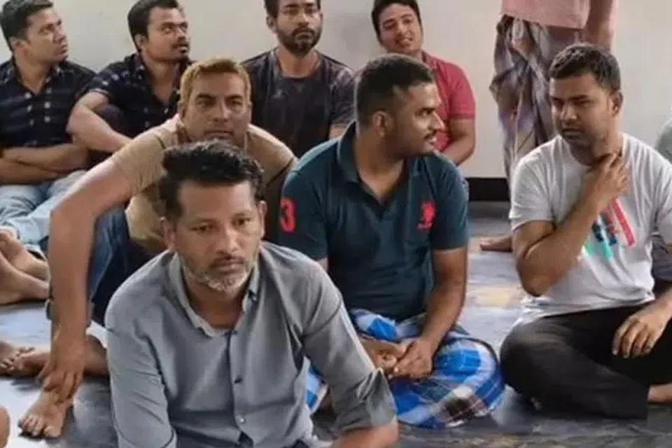 கைதானவர்கள் அனைவரும் போலி ஆதார் அட்டை வைத்திருப்பது தெரியவந்தது.
