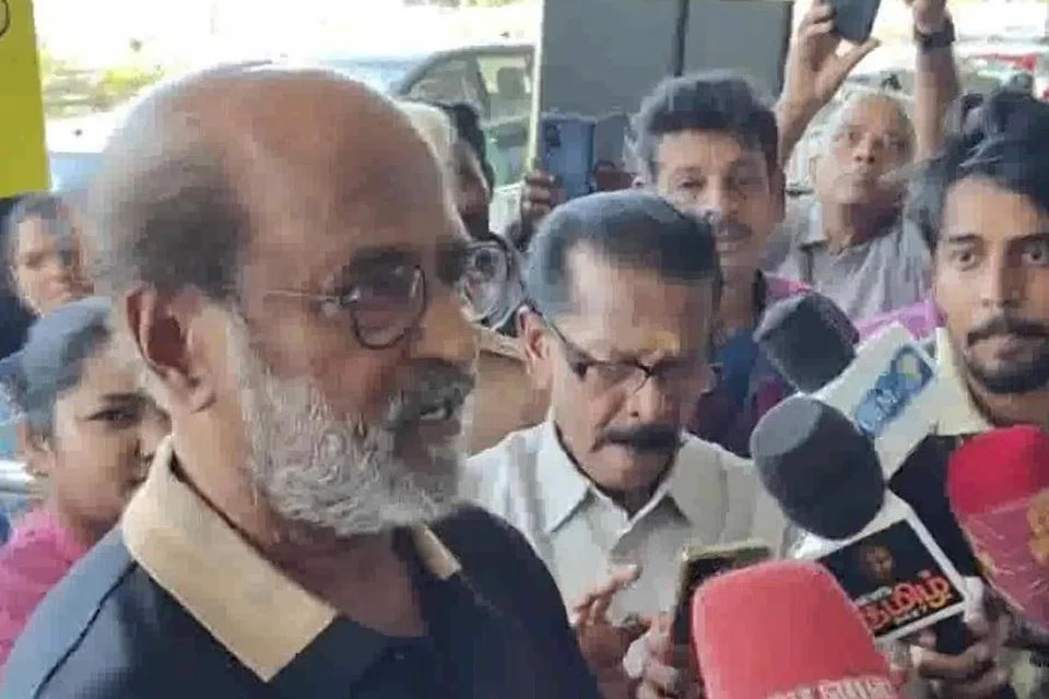 சென்னை விமான நிலையத்தில் செய்தியாளர்களைச் சந்தித்துப் பேசிய நடிகர் ரஜினிகாந்த்.