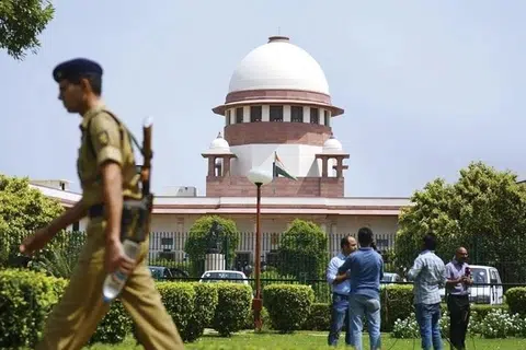 புதிய கல்விக் கொள்கையால் ஆசிரியர்கள் வேலையிழக்கும் அபாயமும் மாணவர்கள் மனநலம் பாதிக்கப்படும் சூழலும் ஏற்பட்டுள்ளதாக மனுதாரர்கள் தரப்பு வழக்கறிஞர்கள் வாதிட்டனர்.