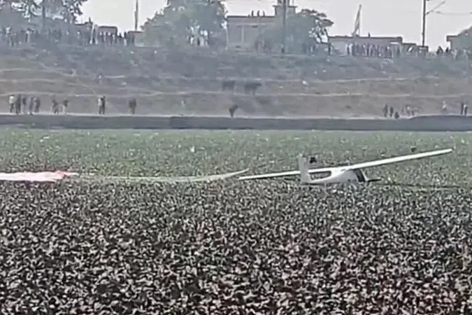 உத்தரப் பிரதேசம்: குளத்தில் விழுந்து விபத்துக்குள்ளான இந்திய விமானப்படைப் பயிற்சி விமானம்