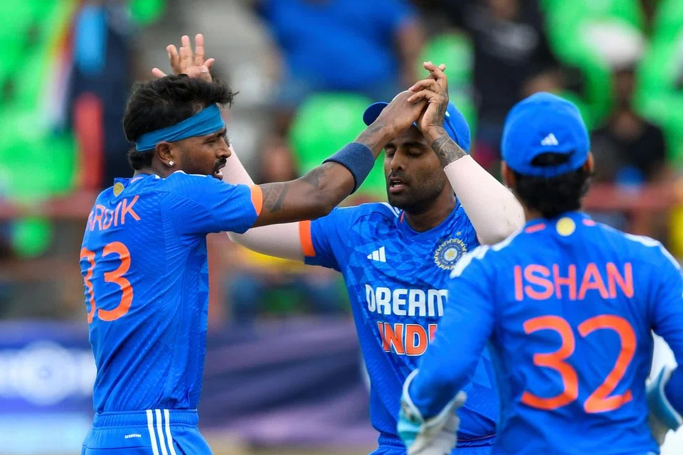 டி20 உலகக் கிண்ணத் தொடரில் இந்திய அணியின் துணைத் தலைவராக ஹார்திக் பாண்டியா (இடது) செயல்பட்டபோதும், அடுத்த டி20 இந்திய அணித்தலைவராக சூர்யகுமார் யாதவ் (நடுவில்) நியமிக்கப்பட்டிருப்பது வியப்பளிப்பதாக அமைந்துள்ளது.