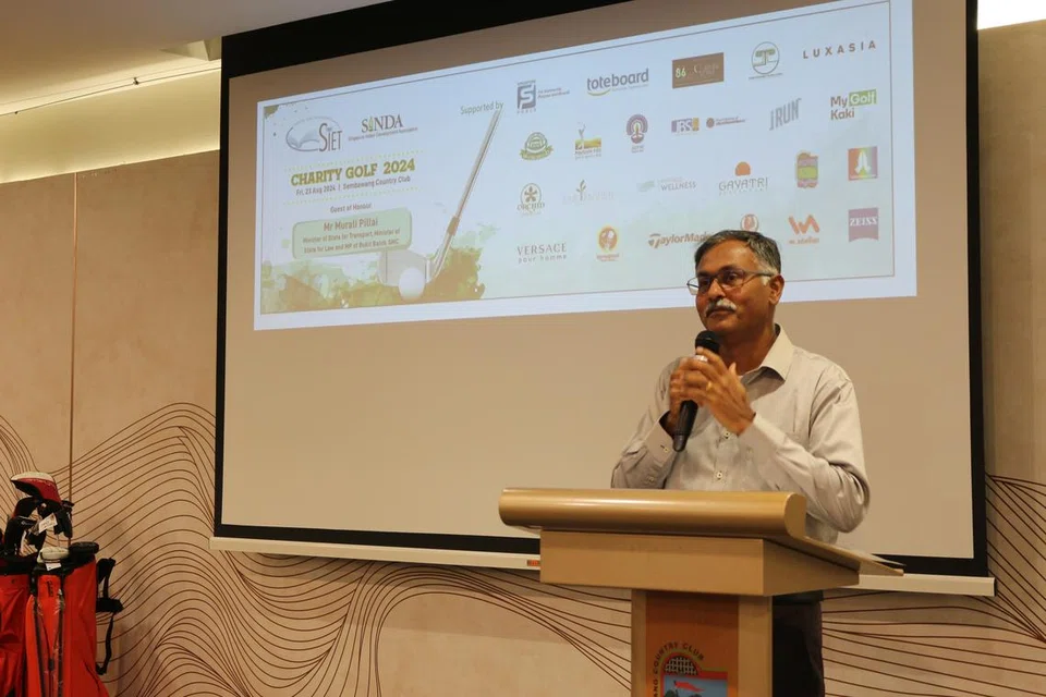 குழிப்பந்து நிகழ்ச்சிக்குப் பிந்திய இரவு விருந்தில் சட்ட, போக்குவரத்துத் துணை அமைச்சர் முரளி பிள்ளை உரையாற்றுகிறார்.