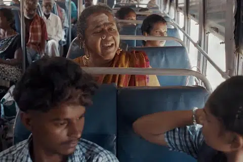 ‘தாய் கிழவி’ திரைப்படத்தில் ராதிகா பேருந்தில் செல்லும் காட்சி.