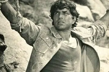 ‘‌ஷோலே’ படத்தில் தர்மேந்திரா.