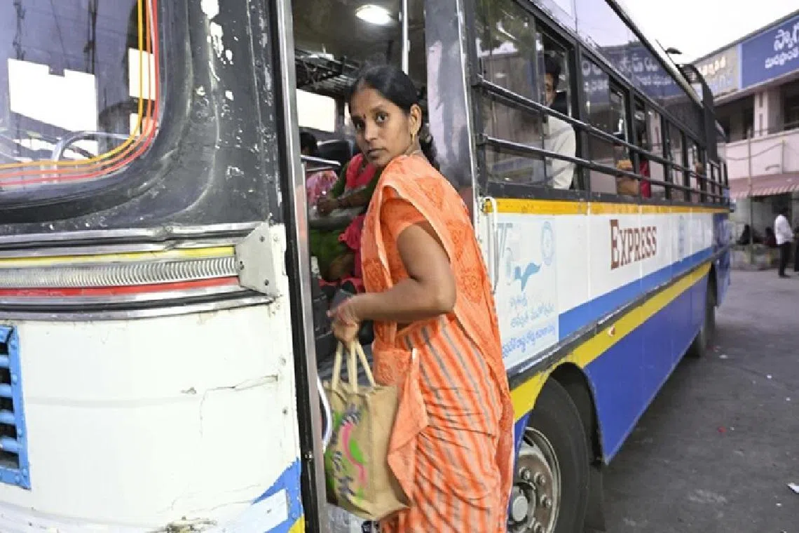 ஆந்திராவில் மகளிர் இலவசப் பயணத் திட்டத்துக்கு 74% பேருந்துகள் ஒதுக்கீடு
