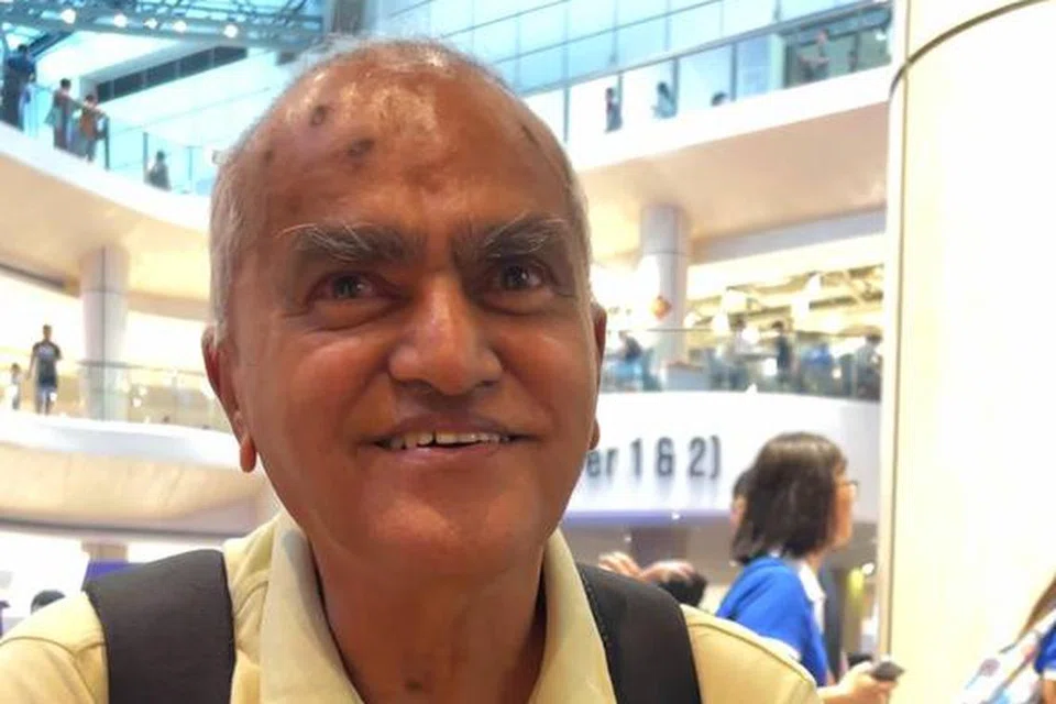 கடந்த 10 ஆண்டுகளாக ஒருவகை கண் நோயினால் படிப்படியாகத் தம் பார்வையை இழந்துவரும் திரு மோகன் நாராயணசாமி, 72.