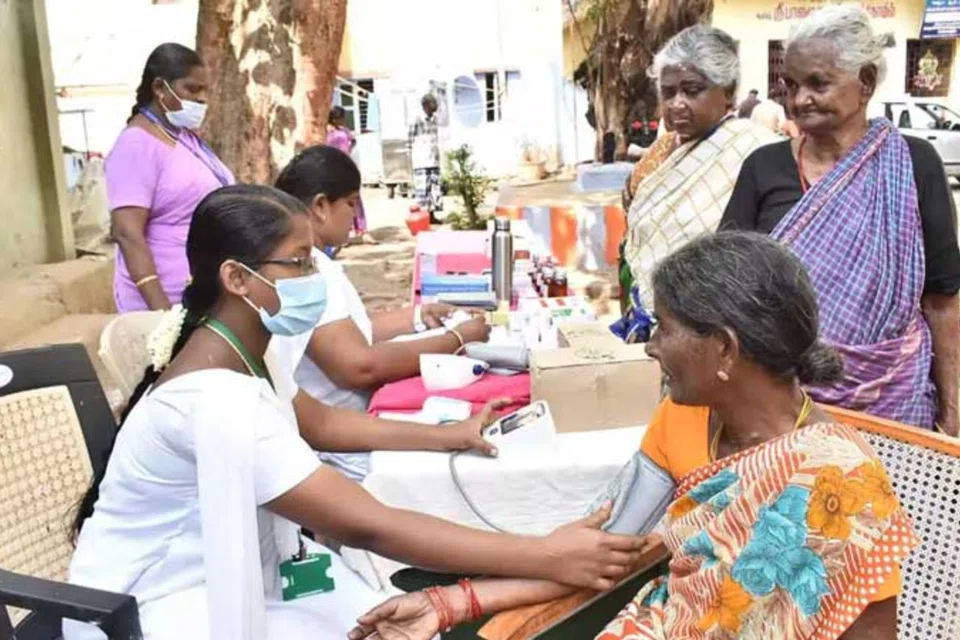 சென்னையில் மருத்துவ முகாமில் பொதுமக்களுக்குப் பரிசோதனைகள் மேற்கொள்ளப்பட்டன.
