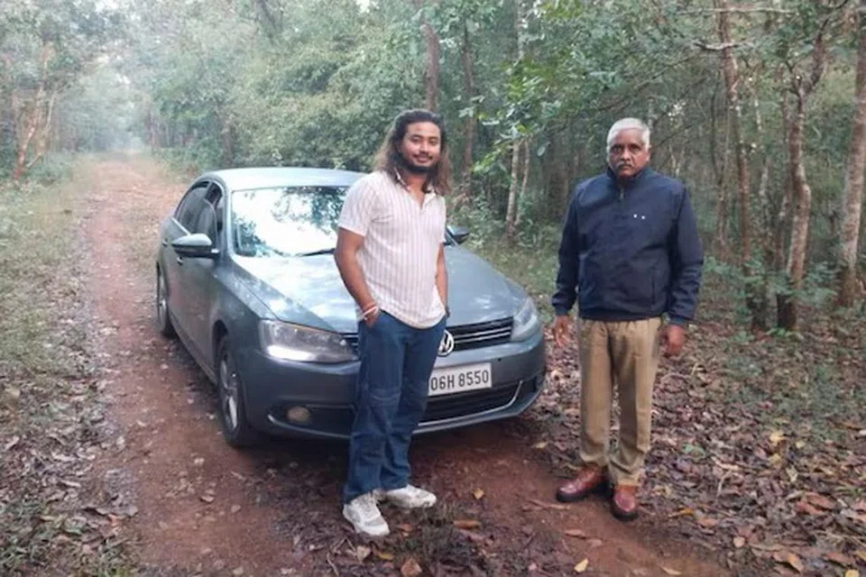 நடுக்காட்டில் சிக்கித் தவித்த குடும்பத்தினரை அதிகாரிகள் பாதுகாப்பாக மீட்டனர்.