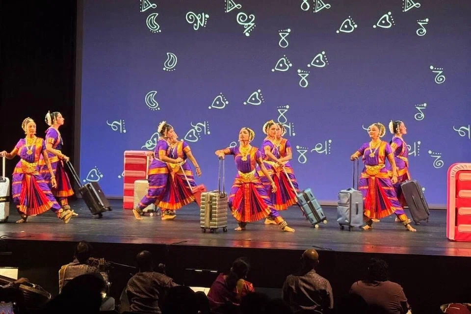 பயணப் பைகளுடன் பரதநாட்டிய நடனம்.