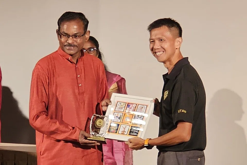 வளர்தமிழ் இயக்கத்தின் தலைவர் சு. மனோகரனுக்கு ‘சிறப்பு விருந்தினருக்கான’ நினைவுப் பரிசு வழங்கப்பட்டது.