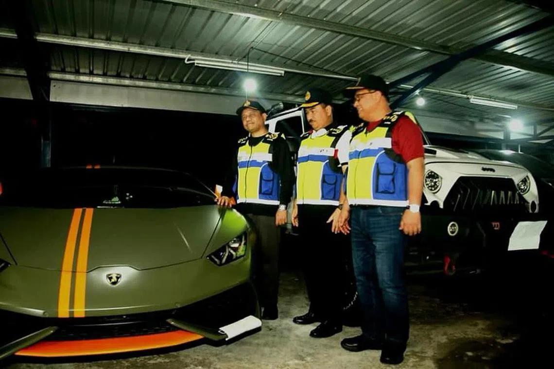 சட்டவிரோத வாடகை வாகனச் சேவை: சிங்கப்பூரில் பதிவுசெய்யப்பட்ட 4 வாகனங்கள் ஜோகூரில் பிடிபட்டன