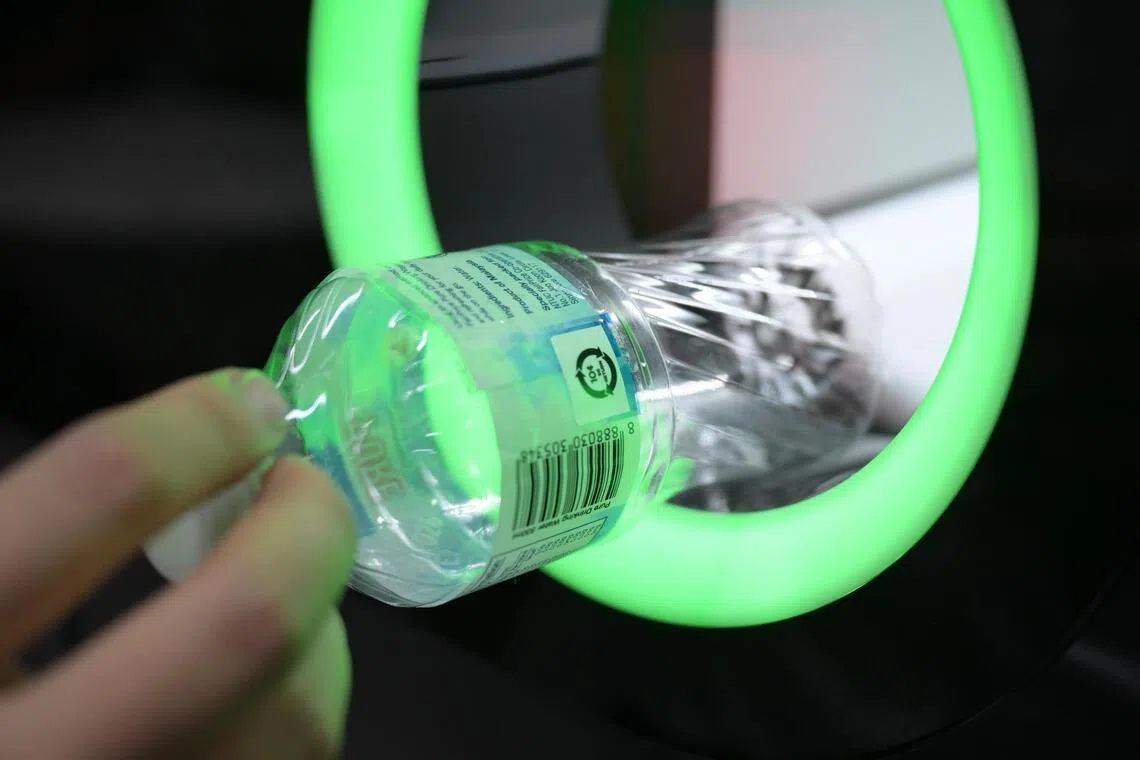 காலி போத்தல்களுக்கு 10 காசு: 
‘ஈஸி லிங்க்’ அட்டையில் வரவு