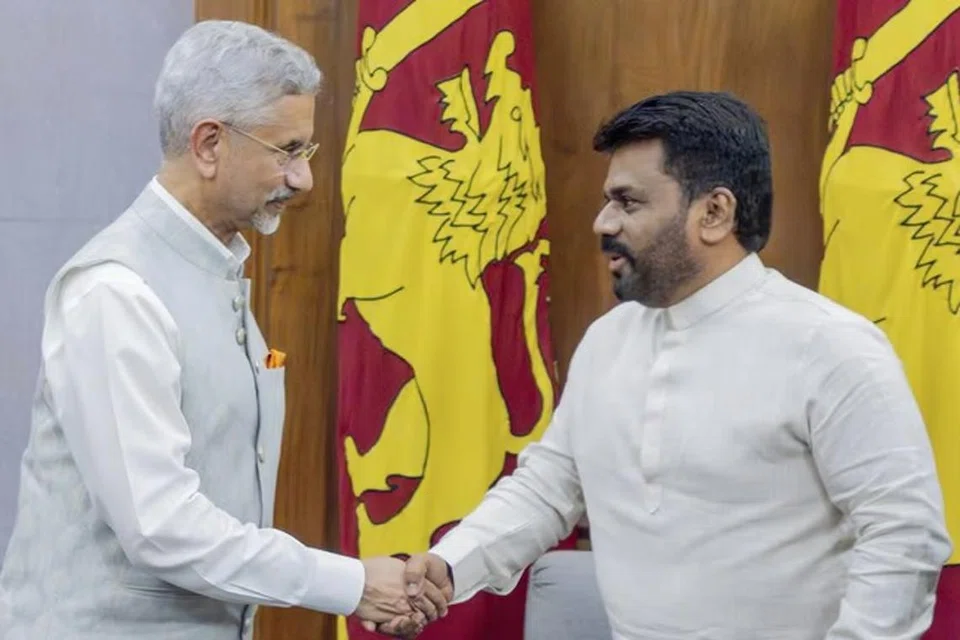 இலங்கை அதிபர் அனுர குமார திசாநாயக்க (வலது) அதிபராகப் பதறியேற்ற பிறகு, இலங்கைக்கு வருகை புரிந்த இந்திய வெளியுறவு அமைச்சர் எஸ். ஜெய்சங்கரின்  கொழும்பில்  சந்திப்பின்போது கைகுலுக்கினார்.