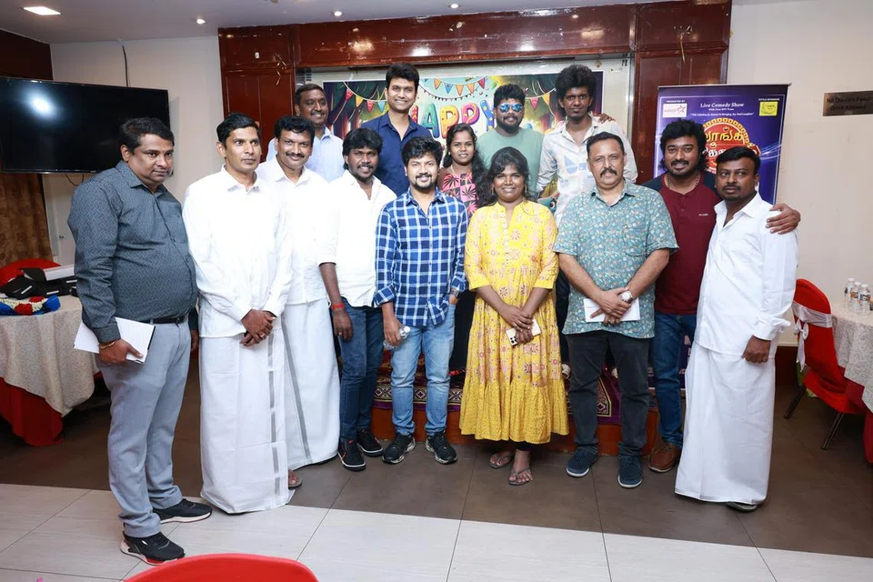 ‘வாங்க சிரிக்கலாம்‘ நிகழ்ச்சிக்காக சிங்கப்பூருக்கு வருகைதந்த ‘கலக்கப்போவது யாரு’ நட்சத்திரங்கள் பாலா, அறந்தாங்கி நிஷா, அஸார் மற்றும் டிஎஸ்கே, மதுபாலா, நவீன், ஆந்தக்குடி இளையராஜா, ஈரோடு மகேஷ் ஆகியோருடன் ‘ஆகஸ்ட் 9 மீடியா’ நிறுவனத்தின் திரு தாமு (வலக்கோடி).