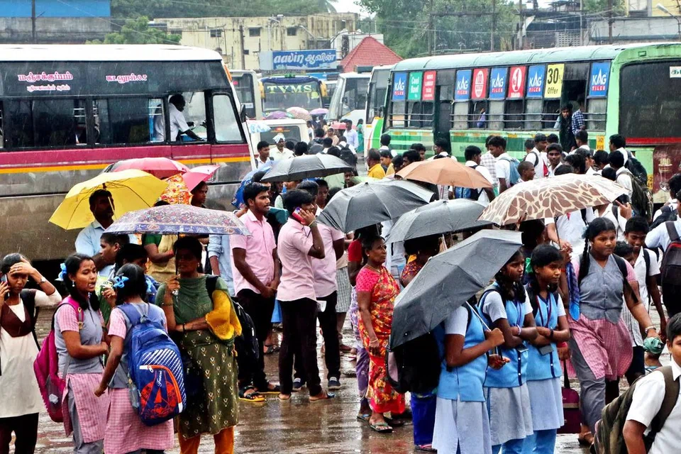 கோடை மழை தீவிரமடைந்துள்ளதால் தமிழகத்தில் குடை விற்பனை களைகட்டியுள்ளது.