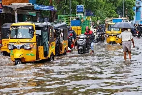 நகரில் தேங்கிய மழைநீர் இரண்டு முதல் மூன்று மணி நேரத்துக்குள் விரைவாக அகற்றப்பட்டுள்ளதாக அமைச்சர் செங்கோட்டையன் கூறினார்.