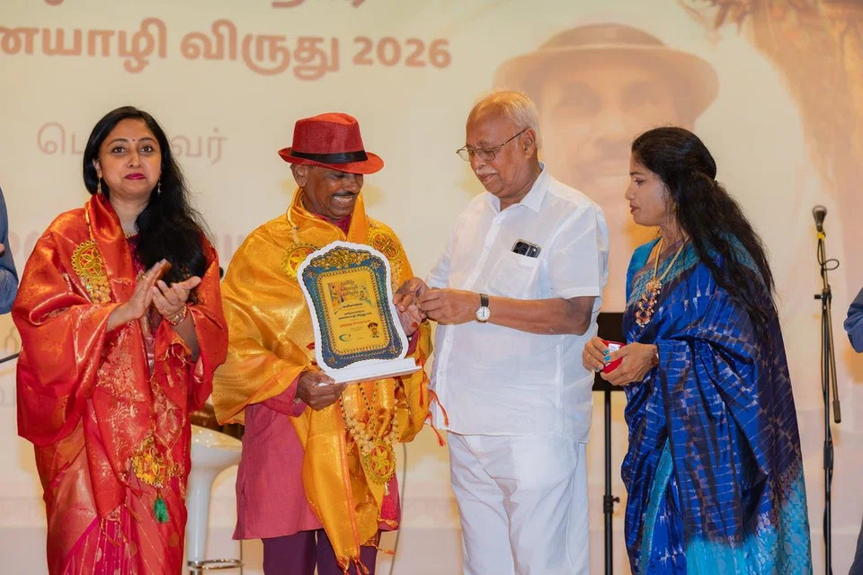 திரு முத்தழகு மெய்யப்பனுக்குக் கணையாழி விருது வழங்கப்பட்டது. (இடமிருந்து) டாக்டர் ராதிகா தினே‌ஷ், சமூக ஆர்வலர் முத்தழகு மெய்யப்பன், முஸ்தபா அறக்கட்டளையின் தலைவர் எம்.ஏ.முஸ்தஃபா, கவிமாலை அமைப்பின் தலைவர் இன்பா.